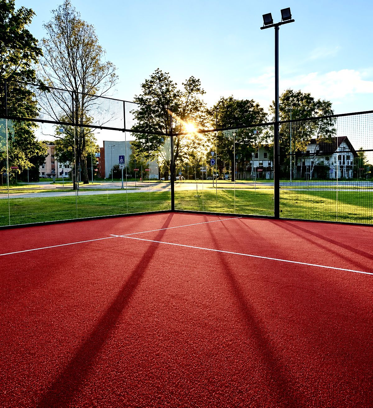 Padel korts Siguldā saulrietā
